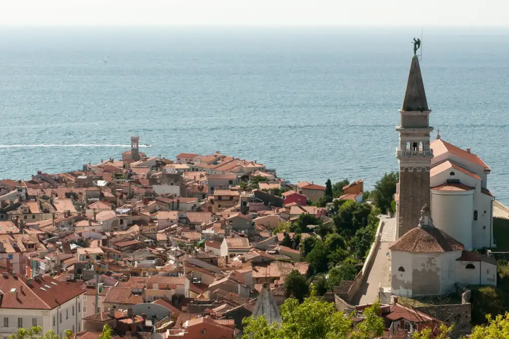 Uitzicht over Piran en de kust van Slovenië 