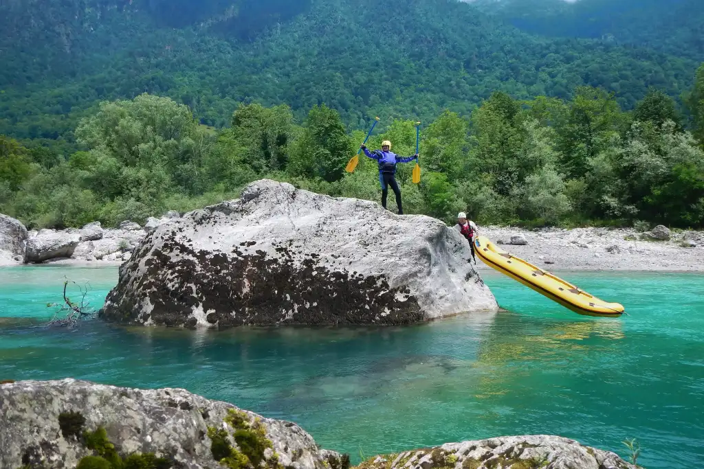 Raften op de Soča rivier in Slovenië 