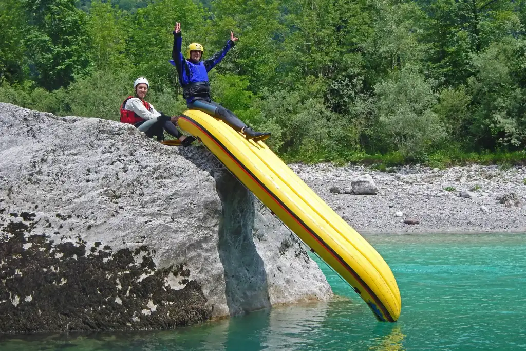 Raft als glijbaan op de Soča rivier